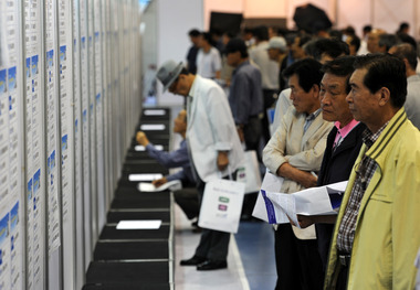 '2012 서울 시니어 일자리 엑스포'에 참석한 구직을 희망하는 어르신들이 채용게시판을 둘러보고 있다. 뉴스1  News1   박세연 기자