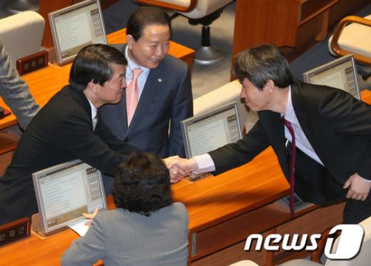 [사진]민주통합당 의원들과 인사 나누는 안철수
