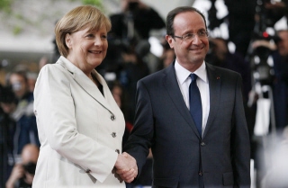 독일과 프랑스가 원색적으로 상대방을 비난하면서 유로존(유로화 사용 17개국) 쌍두마차인 양국 관계가 급속히 냉각되고 있다. 앙겔라 메르켈 독일 총리(왼쪽)와 프랑수아 올랑드 프랑스 대통령이 지난해 5월 독일 베를린에서 열린 정상회담에서 악수하고 있다. /사진=블룸버그 <br>
