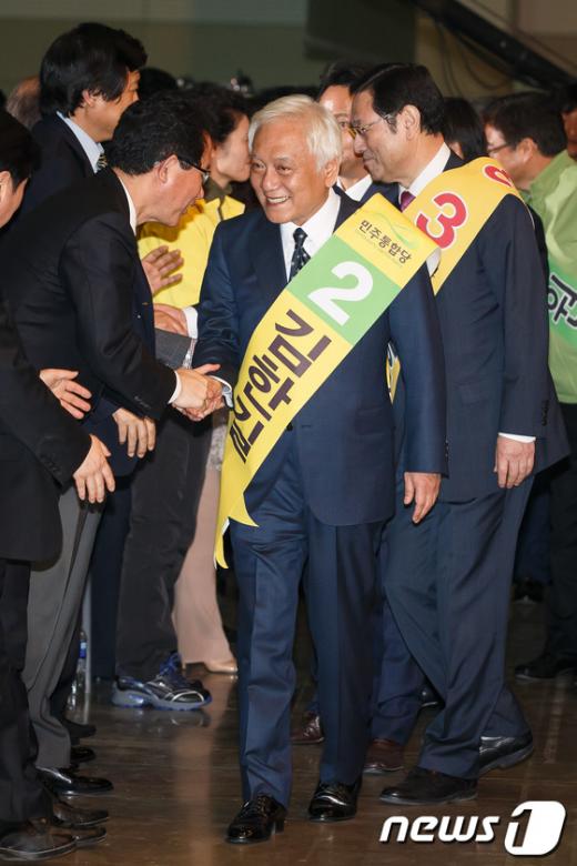 [사진]대의원들과 인사나누며 입장하는 김한길-이용섭