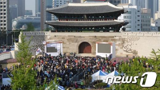 [사진]숭례문에 들어간 시민들