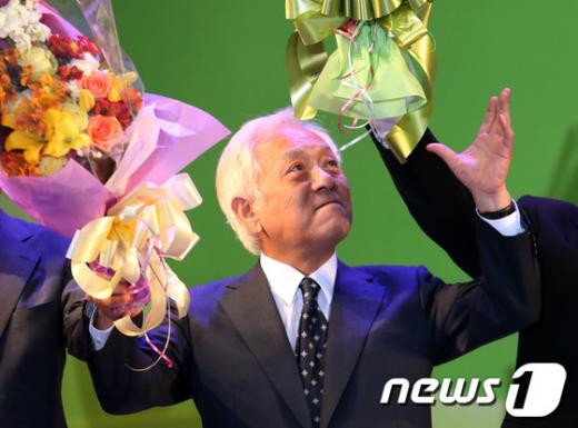 [사진]꽃다발 든 김한길 민주당 대표