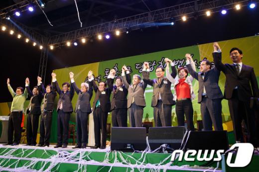 [사진]손 맞잡은 민주당 신-구 지도부