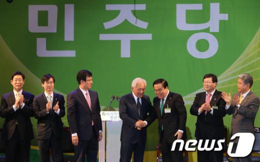 [사진]축하 받는 김한길 민주당 새 대표