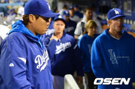 류현진을 비롯한 LA 다저스 선수들이 아쉬운 표정으로 더그아웃을 나서고 있다. /사진=OSEN