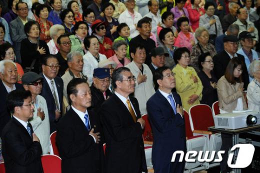 [사진]국민의례하는 박원순 시장과 어르신들