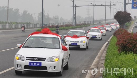 기아자동차 중국현지법인 동풍열달기아가 9일 중국 옌청시에 전달한 전기차가 시범운행되고 있다.