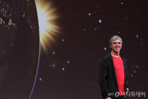 미국 샌프란시스코에서 15일(현지시간) 열린 구글 개발자회의에서 래리 페이지 CEO가 연설을 하고 있다.  