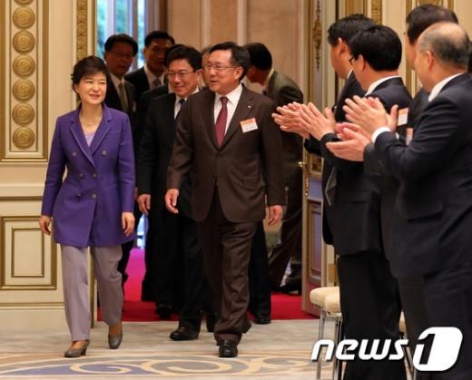 [사진]중소기업인 초청 만찬회 입장하는 박근혜 대통령