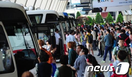 [사진]황금연휴 첫날, 붐비는 고속버스터미널
