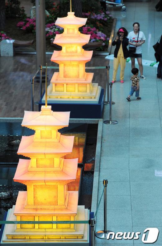 [사진]인천공항에 설치된 감은사지 3층석탑 모양 전통등