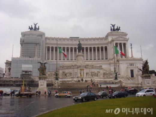 ↑ 로마에 있는 비토리오 에마누엘레 2세 기념관. 엄청나게 큰 규모로 오히려 위화감(?)을 준다.  ⓒ사진=송원진