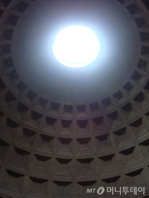 ↑ 판테온 지붕 천장에 있는 지름 9m의 오쿨루스(Oculus) ⓒ사진=송원진