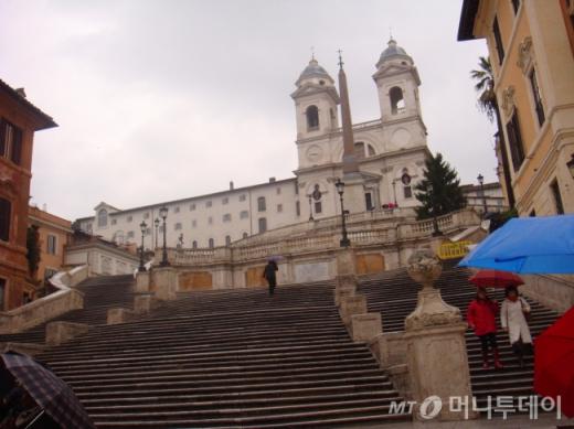 ↑ 오드리 헵번이 영화 '로마의 휴일'에서 아이스크림을 먹으며 내려왔던 스페인광장이다. 137개의 계단으로 되어있다. ⓒ사진=송원진