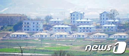 경기도 파주 공동경비구역에서 바라본 북한 기정동 마을 너머로 개성공단이 어렴풋이 보인다./사진=뉴스1