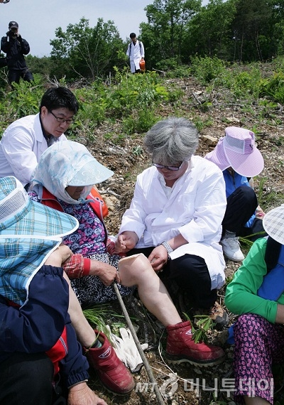 한전병원 의료진들이 23일 밀양 송전선로 인근 주민들을 치료해주고 있다./사진제공=한국전력 