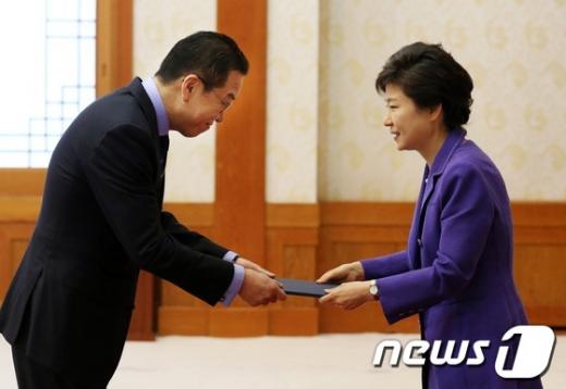 [사진]박 대통령, 권영세 주 중국대사 임명장 수여
