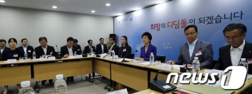 [사진]국민행복기금 지원현장 찾은 박근혜 대통령