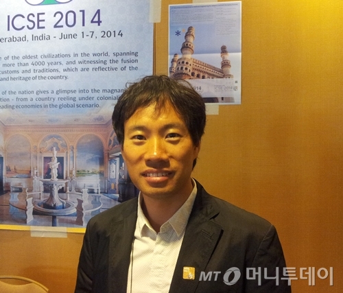 지난 24일(현지시간) 샌프란시스코 하얏트리젠시호텔에서 열린 ICSE 컨퍼런스에서 우수논문상을 수상한 김성훈 홍콩과기대 교수. /샌프란시스코=유병률기자  <br>

