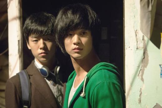 /북한 특수부대 출신 남파간첩 역할을 한 이현우와 김수현(오른쪽). 출처 영화 홈페이지.