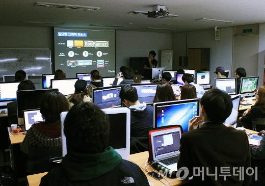 서울시립대 산업디자인과 교육 프로그램을 진행하고 있는 지국환 에반젤리스트/사진제공=유니티코리아