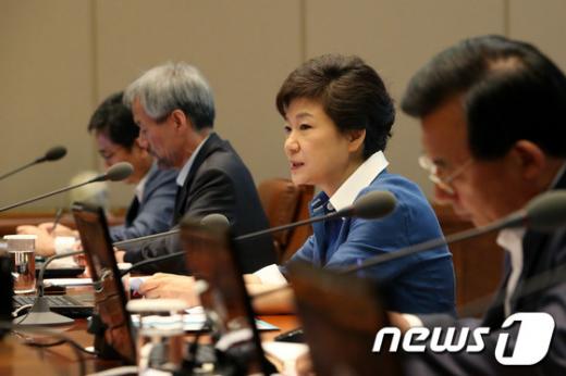 [사진]박 대통령, 수석비서관회의 주재
