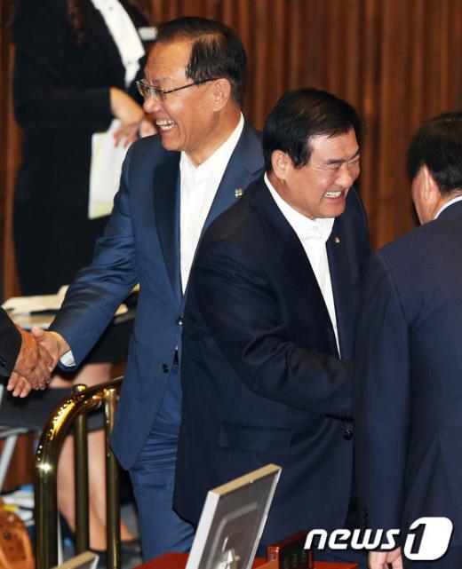 [사진]활짝 웃는 강창희 의장과 황우여 대표