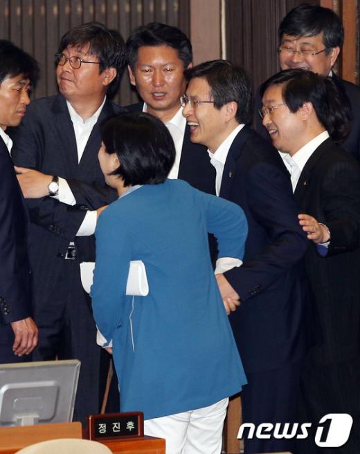[사진]민주당 의원들과 대화하는 황교안 장관
