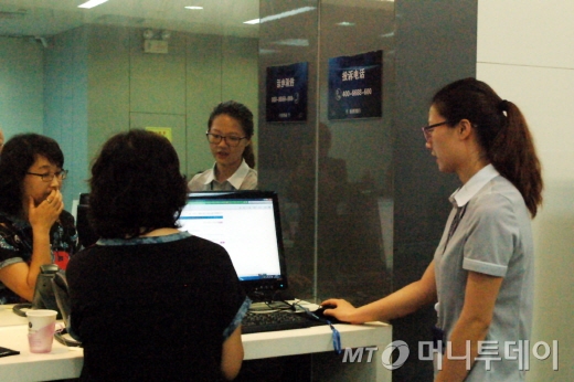 신한은행 현지 한국교민들의 '사랑방'을 자처하고 나섰다. 영업점 내부인터넷룸에서 직원이 고객에게 서비스를 설명하고 있는 모습 / 변휘기자
