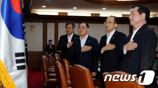 [사진]국민의례 하는 총리와 국무위원들