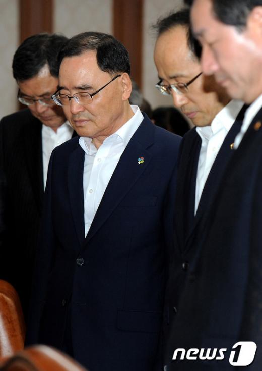 [사진]묵념하는 정홍원 총리와 국무위원들