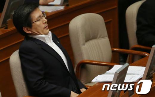 [사진]대정부질문이 피곤한 황교안 장관