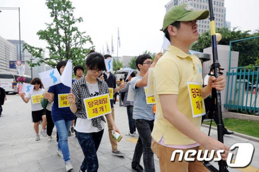 [사진]행진하는 전쟁반대국민행동 회원들