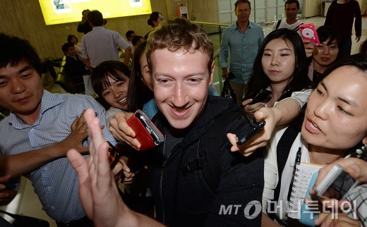 마크 저커버그 페이스북 CEO가 지난 17일 김포공항에서 취재진들의 질문공세 속에 입국장을 나가고 있는 모습. /사진= 뉴스1 양동욱 기자