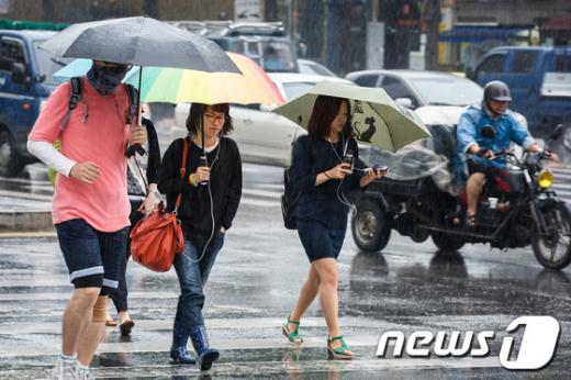 [사진]"장마 시작" 우산 쓴 출근길