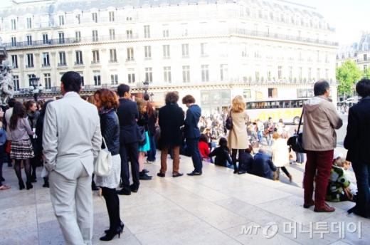 ↑엄청 많은 인파가 파리 오페라 가르니에 앞에서 공연을 기다리고 있다. ⓒ사진=송원진