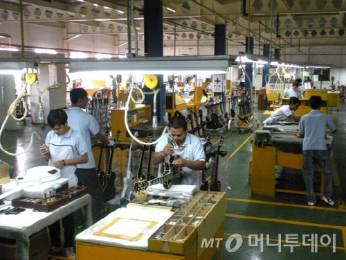 삼익악기의 인도네시아 공장에서 직원들이 기타를 제조하고 있는 모습./사진제공=삼익악기