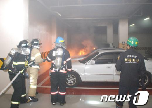 [사진]지하주차장 화재 진압하는 소방대원