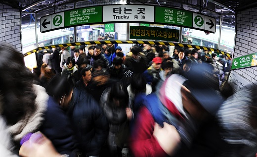 서울 지하철 2호선 신도림역이 출근하는 시민들로 크게 붐비고 있다./뉴스1 오대일 기자
