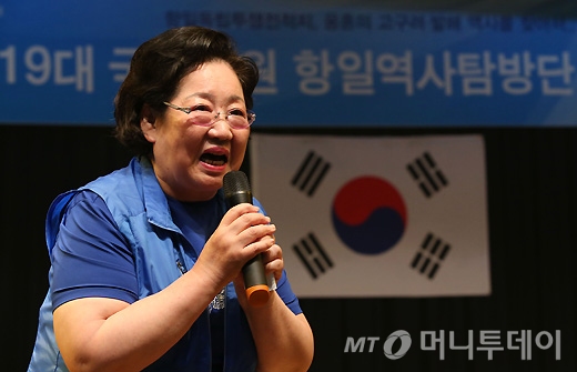 [사진]인사말하는 김을동 의원