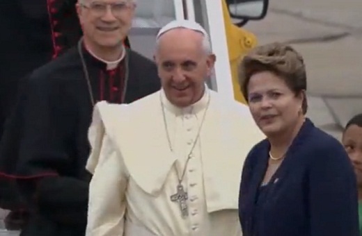 22일(현지시간) 브라질을 방문한 프란치스코 교황(가운데)과 공항에서 교황을 맞이하는 지우마 호세프 브라질 대통령(오른쪽). /사진=AP 동영상 캡처