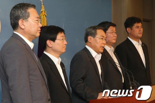 [사진]기자회견 하는 민주당 열람 위원들