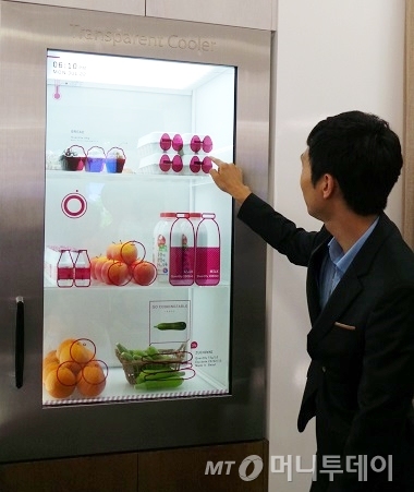 LG디스플레이 관계자가 파주사업장 전시장에서 미래 디스플레이로 제시한 '투명 냉장고'를 설명하고 있다. /사진=정지은 기자