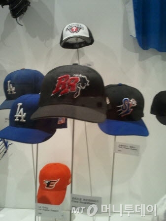 ↑.RR이 앞에 새겨진 모자가 더블A 프리스코 러프라이더스 모자. 그 오른쪽이 뉴올리언스 제퍼스, 왼쪽은 LA 다저스 등이다.