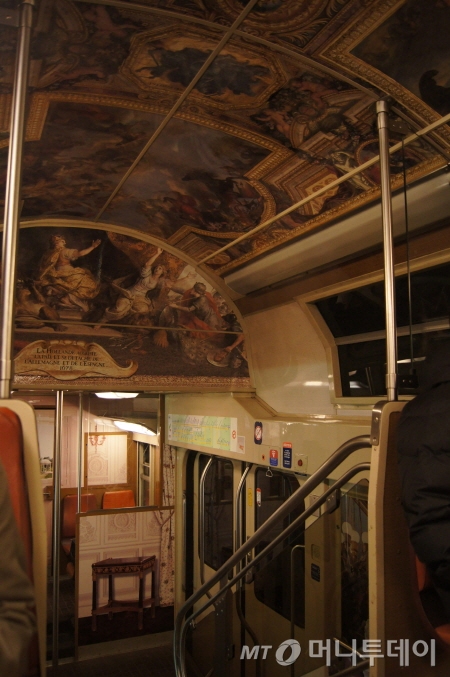 ↑ 베르사유궁전으로 가는 지하철 내부는 천장이 이토록 멋진 명화로 장식되어 있다. ⓒ사진=송원진