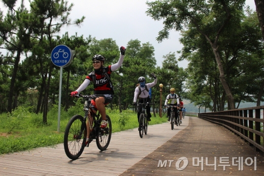섬진강자전거길 종점인 배알도인증센터에 들어서는 참가자들/사진=박정웅 기자