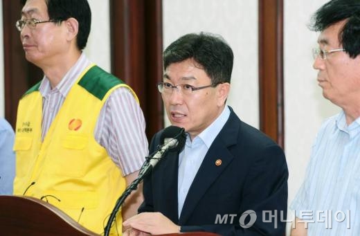 윤상직 산업통상자원부 장관은 11일 오후 삼성동 한국전력공사 대회의실에서 대국민 동참호소를 위한 긴급기자회견을 열었다.