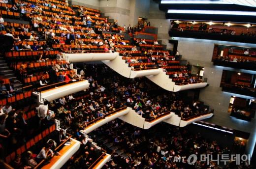 ↑ 바스티유 오페라 극장 공연장 내부 객석. 2716개의 좌석 어느자리에서도 다 무대가 잘보인다고 자랑한다. ⓒ사진=송원진