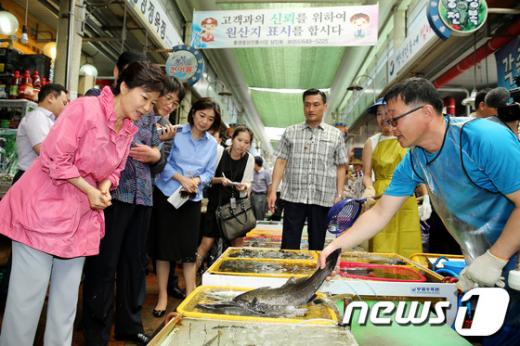 [사진]수산물 살펴보는 박근혜 대통령