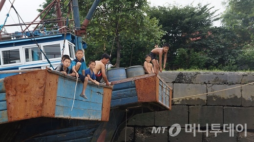 낚시를 하거나 물놀이를 하며 노는 북한의 아이들 / 사진=박상빈 기자